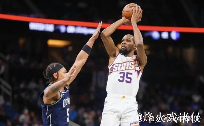 杜兰特上半场6投4中，三分1中1得到14分3篮板1助攻1封盖